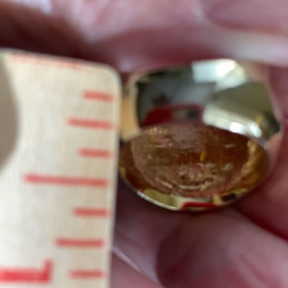 Chunky goldtone Size 8.5 costume ring.  Definitely a statement piece - Picture 7 of 9